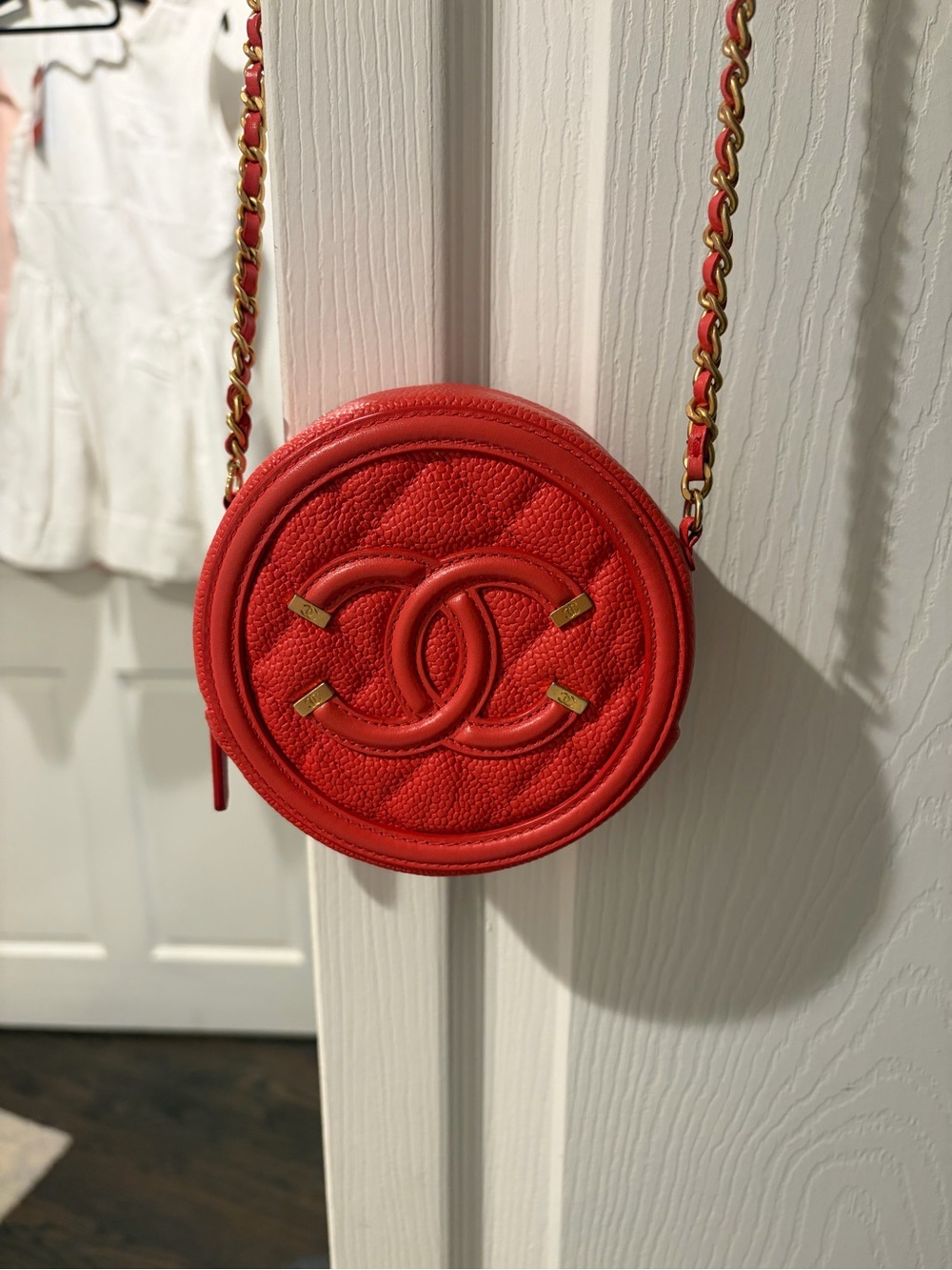 CHANEL Coral-Red Quilted Round Crossbody Bag with Gold Chain - Picture 2 of 4